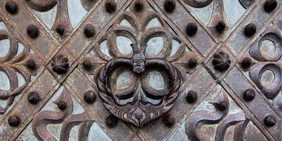 кованое кольцо на двери