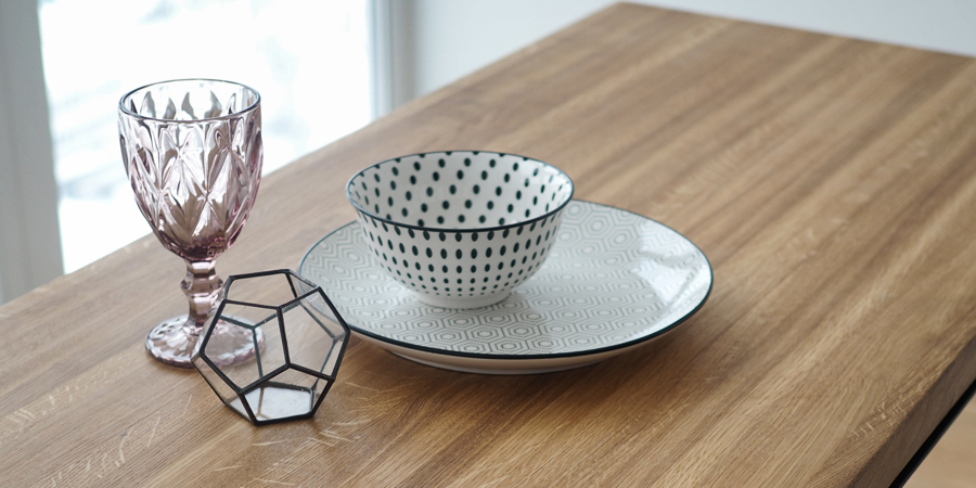 стол с коваными ножками и деревянной столешницей