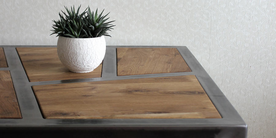 кованый стол со вставками из натурального дерева